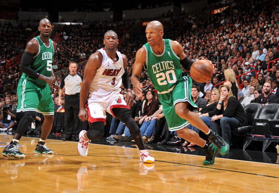 辛辛那提中场吉迪赛后与梅西交换球衣，双方握手并拥抱（梅西与辛辛那提中场吉迪赛后互换球衣，握手相拥）