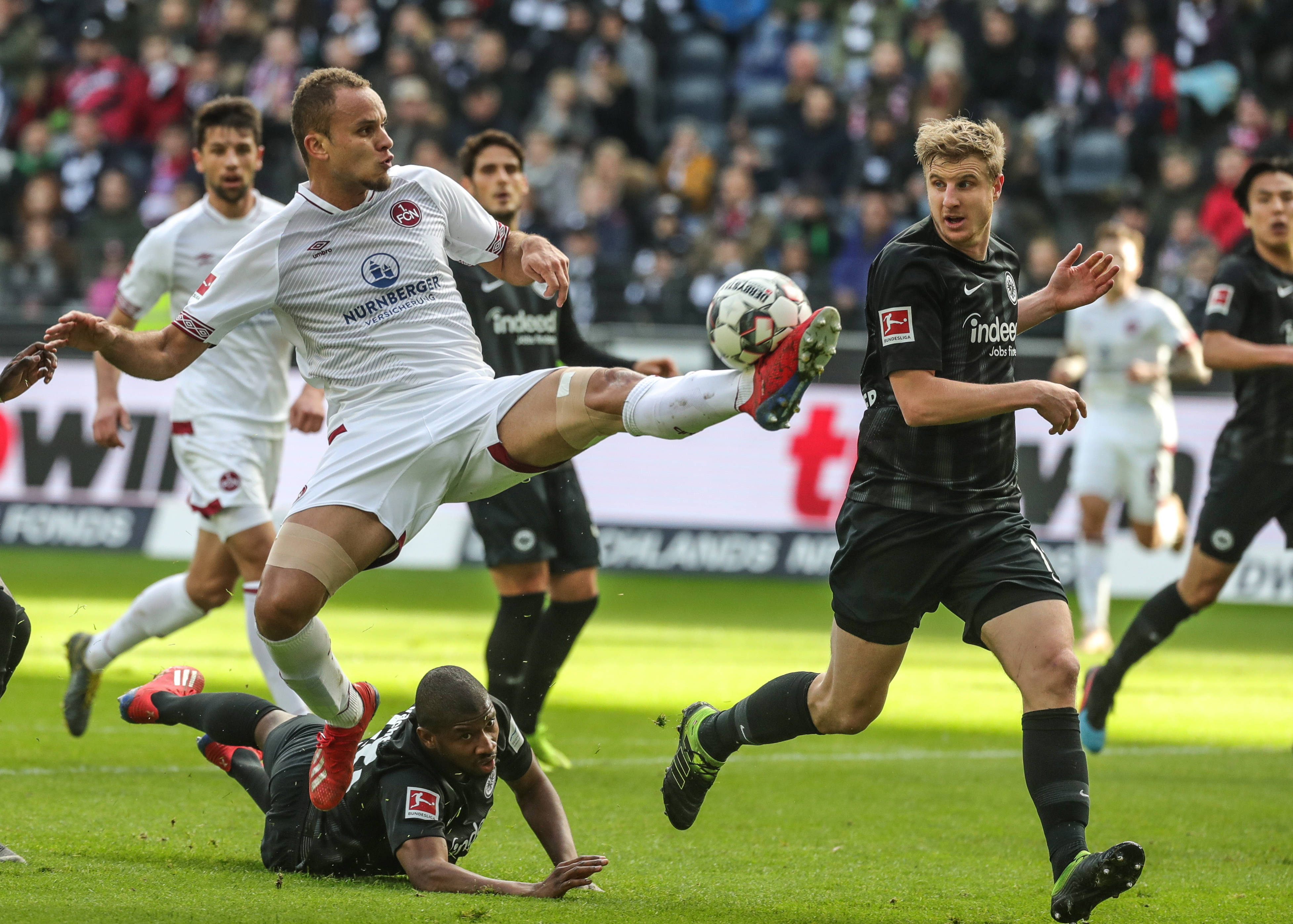 维尼修斯社媒秀恩爱：球场上风驰电掣，女友身边秒变俏皮男孩（维尼修斯社媒晒恩爱：赛场飞驰如电，女友身边瞬间变身俏皮男孩）