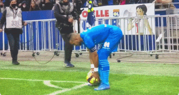 跟队记者：米兰将在周五和维尔图斯恩泰拉进行友谊赛（随队记者：米兰将于周五与维尔图斯恩泰拉进行热身赛）