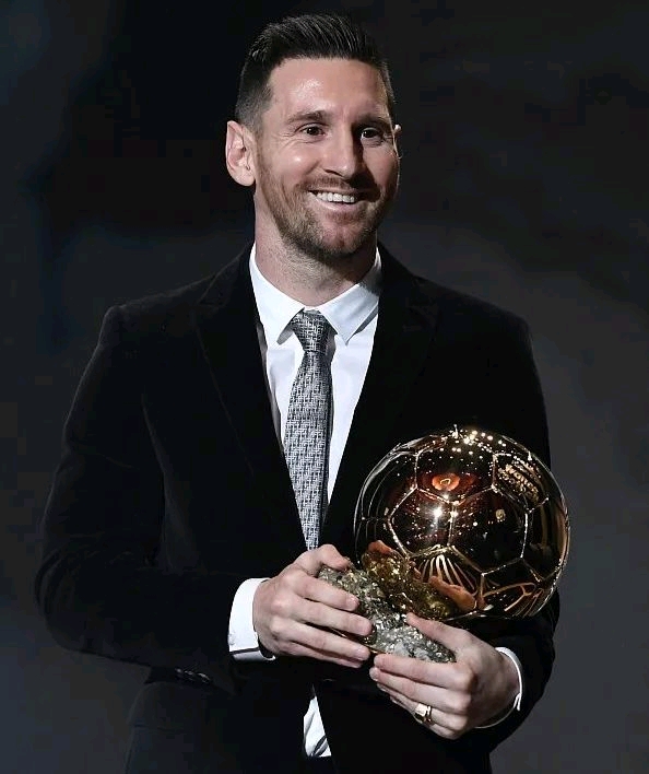 前意甲裁判谈DV9点球被吹：他和防守球员互有拉扯，都不犯规（前意甲裁判谈DV9争议点球：与后卫互相拉扯，均无犯规）