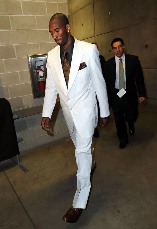 攻守兼备！韦尔半场10中6拿到全队最高14分9板 三分4中2（攻防俱佳！韦尔半场10投6中砍全队最高14分9板，三分4投2中）