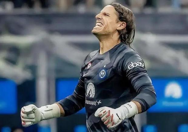 1次扛旗2次退赛！带伤出征的郑钦文，为何仍是湖北队的骄傲？（带伤仍前行：郑钦文一次扛旗两度退赛，何以依旧让湖北队自豪？）