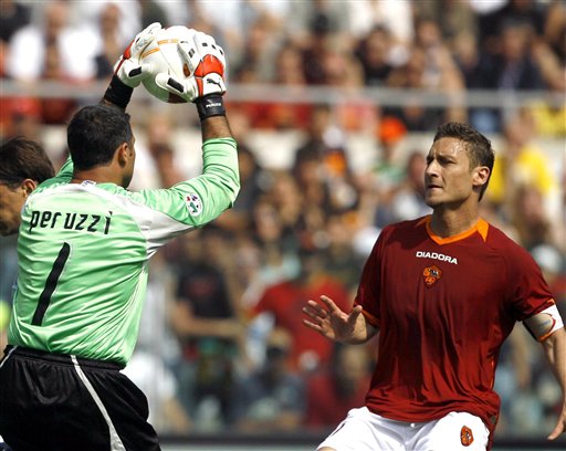 邦马蒂：我小时候踢球常遭歧视，人们说女孩怎么踢起球来了（邦马蒂：童年踢球屡遭偏见，总被质疑“女孩怎么会踢球？”）