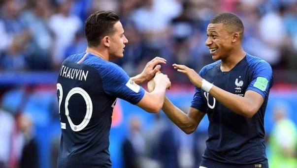 皇马官方：完成欧冠前最后一练，姆巴佩、卡马文加在室内训练（皇马通报：欧冠前最后一练收官，姆巴佩与卡马文加在室内训练）