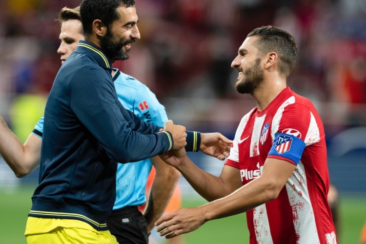 男子下棋时吸烟不慎引燃衣物（男子对弈抽烟失手点燃衣服）