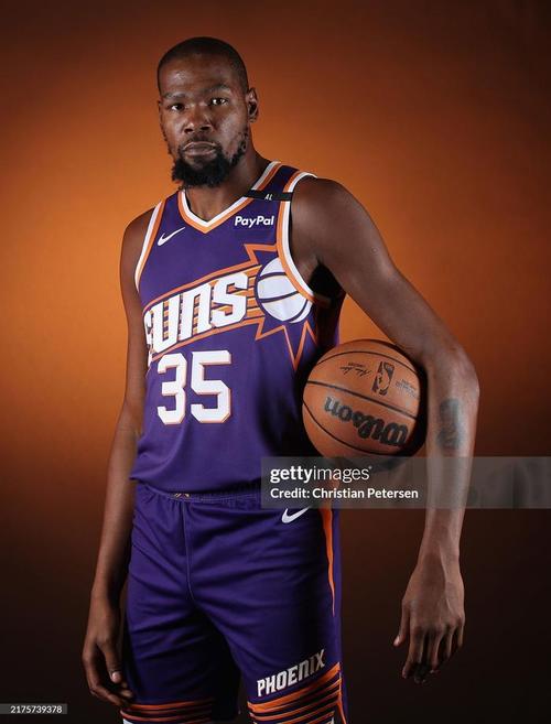 马卡报：伯纳乌将举行特别嘉年华，变身圣诞乐园！门票已售罄（马卡报：伯纳乌将上演圣诞嘉年华，化身冬日乐园，门票告罄）