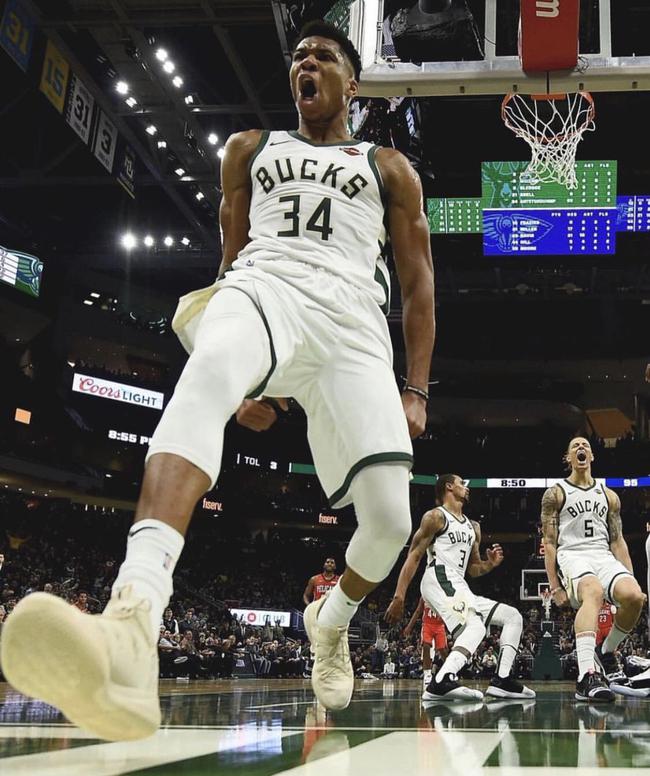 记者：曼联和切尔西有意桑德兰中场萨迪基，蓝军已经询价（记者：切尔西已询价桑德兰中场萨迪基，曼联也在关注）