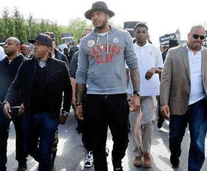 望无大碍！拉松防守时踩到维金斯脚痛苦倒地 随即被换下（但愿无碍！拉松防守时踩到维金斯脚痛苦倒地，随后被替换下场）