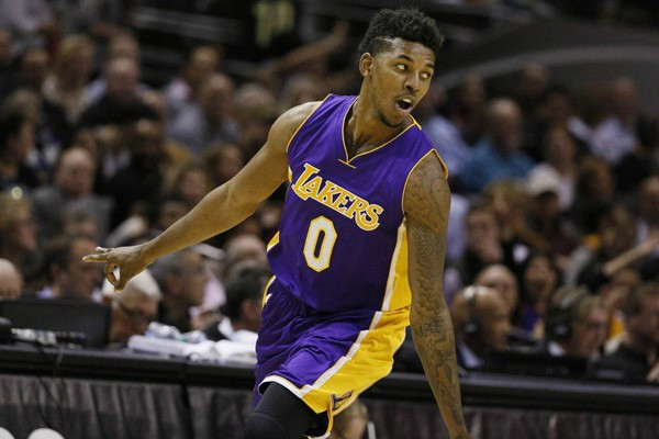 布伦森上半场表现惊艳，独得25分奠定比赛基调（布伦森半场火力全开，独砍25分掌控比赛节奏）