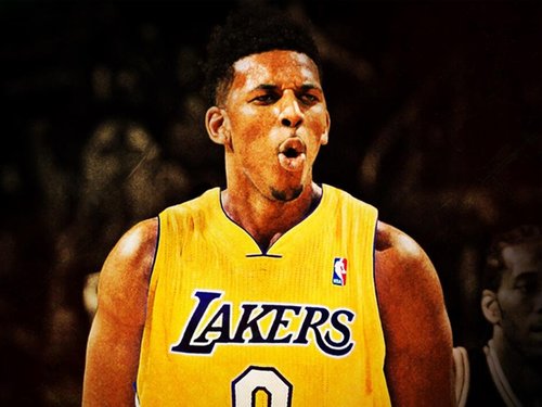 绿茵挥杆，心境随行——我的高尔夫初体验（碧草挥杆，心随球走——我的高尔夫初次邂逅）