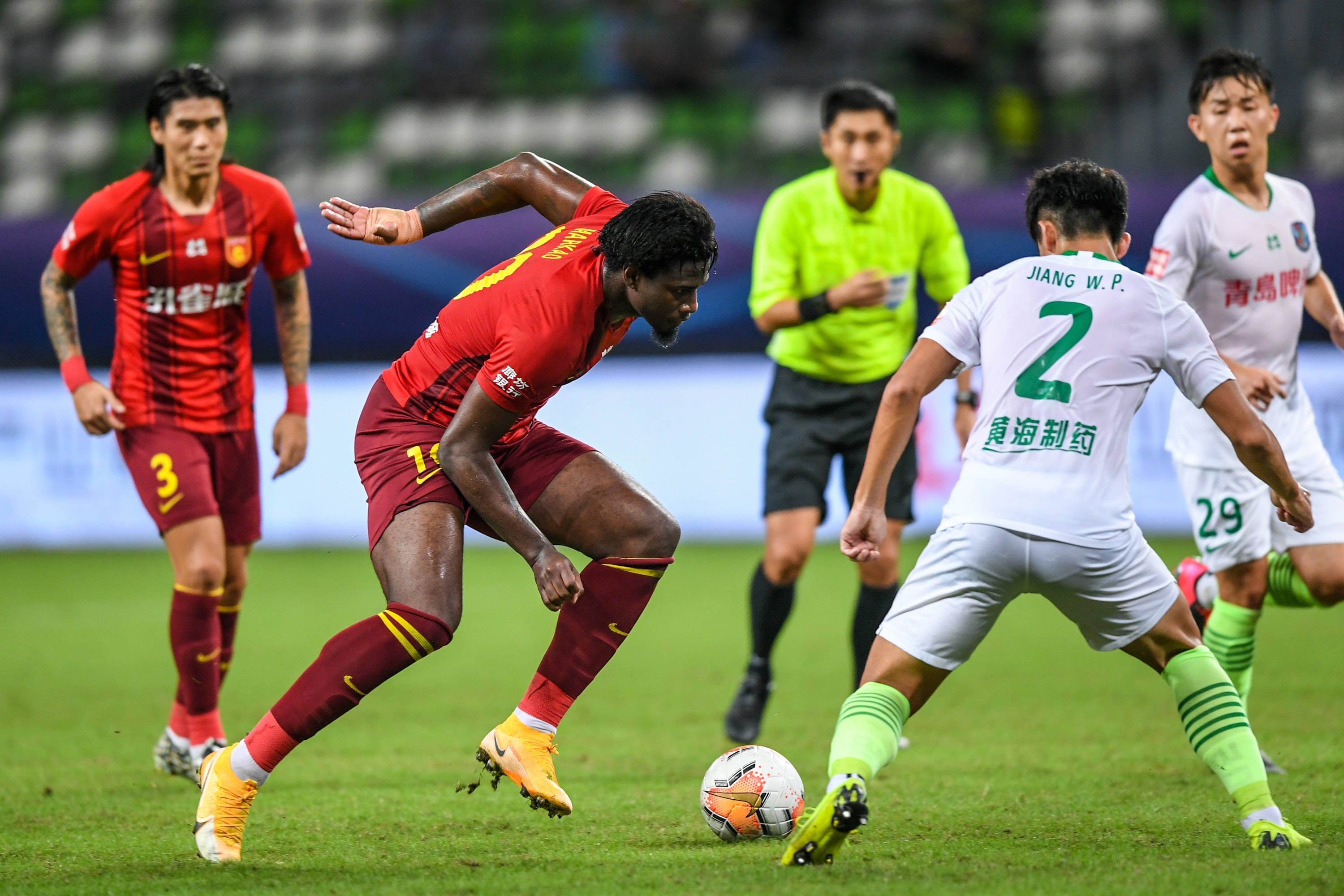 老将关键铲断救险，成全场转折点（老将神勇铲断化险，成为比赛拐点）